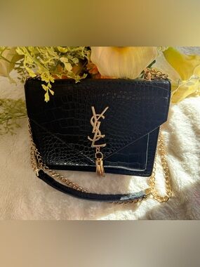 Source Unknown Black Croc-Embossed Crossbody Bag with Gold Hardware